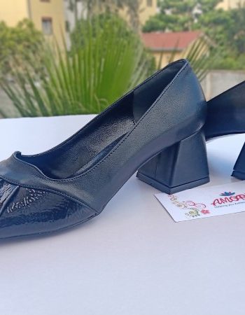 Black matte block heel with wetlook tip