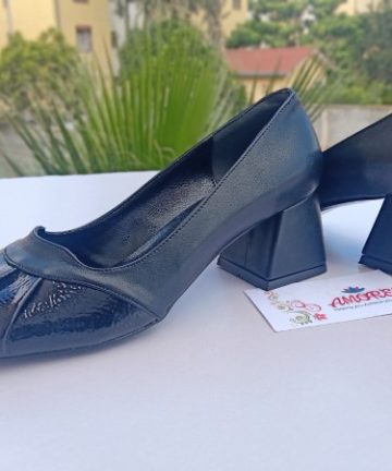 Black matte block heel with wetlook tip