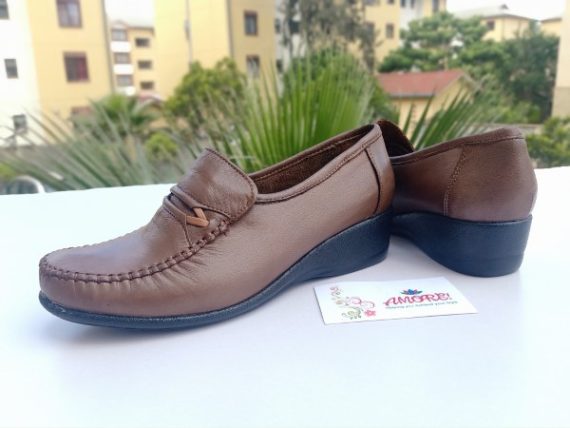 Brown low wedge mocassin