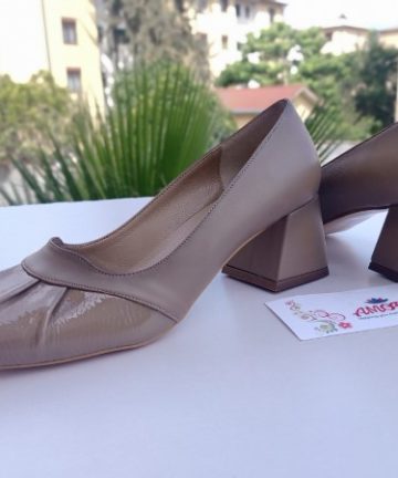 Brown matte block heel with wetlook tip