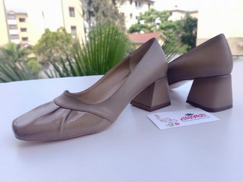 Brown matte block heel with wetlook tip