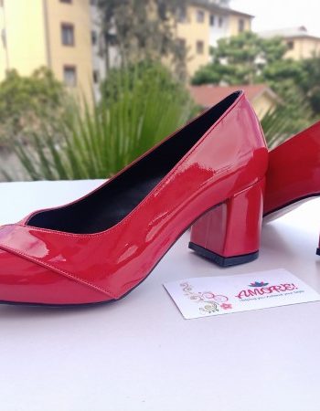 Red pointed wetlook block heel