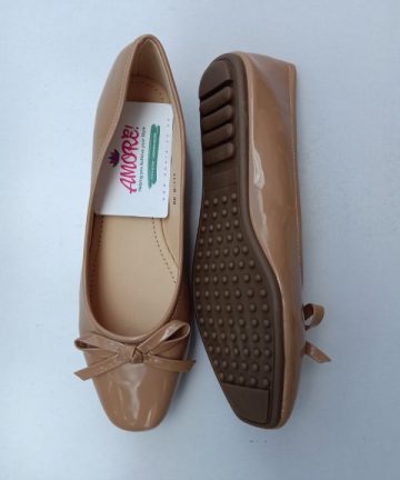 Beige wetlook doll shoe with small bow