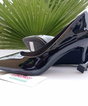 Black wetlook heel