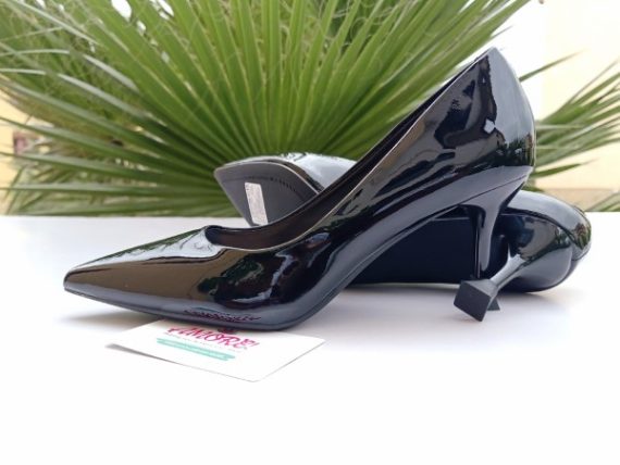 Black wetlook heel